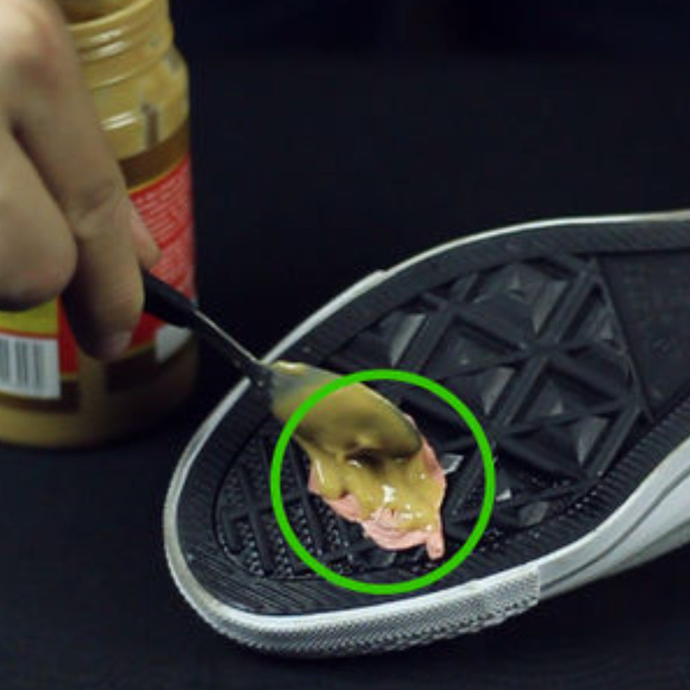 Cách tẩy kẹo cao su dính vào giày