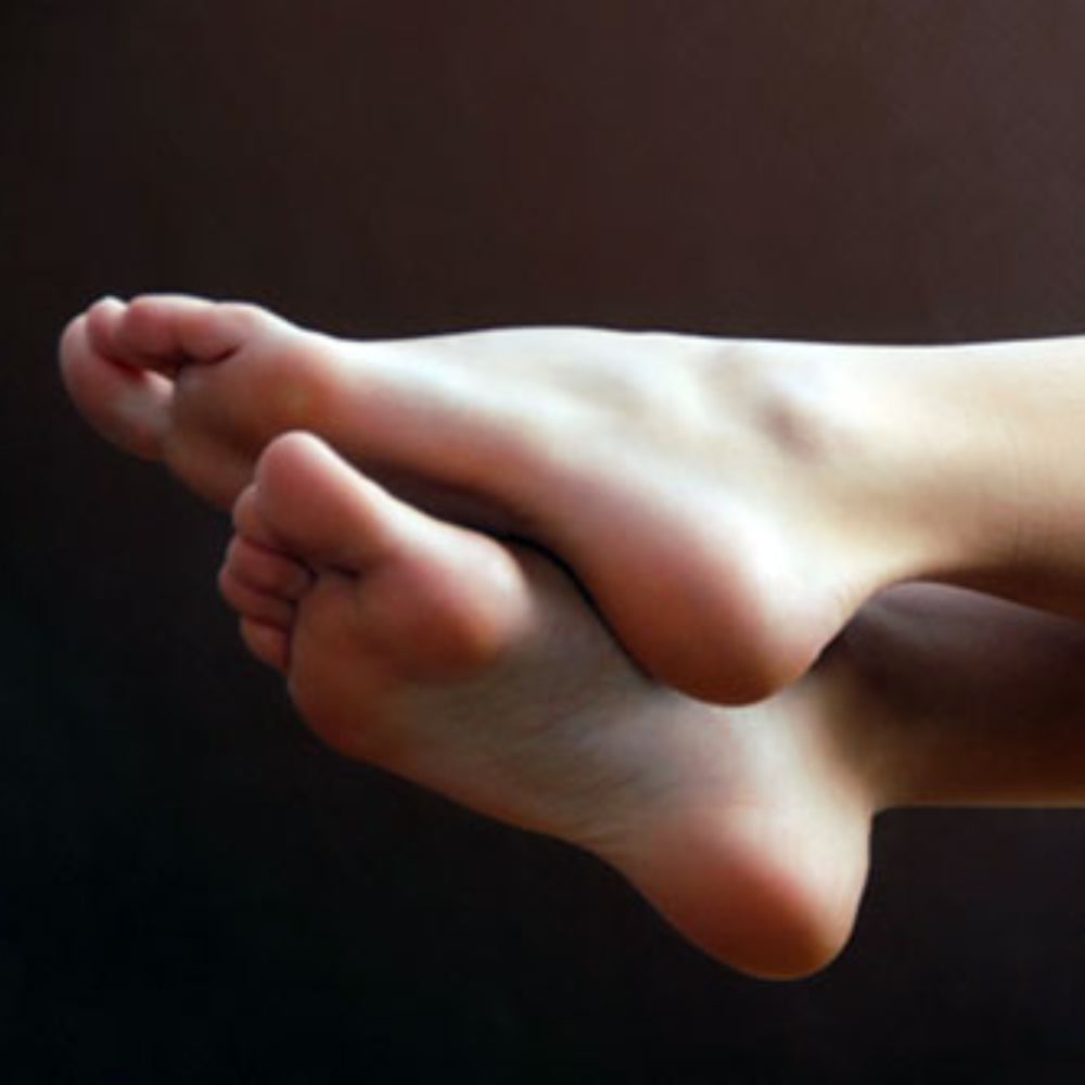 Chân bè nên mang giày sneaker gì