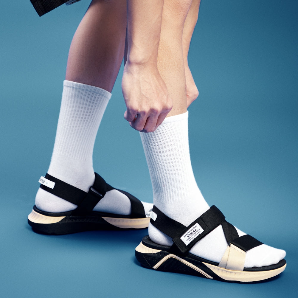 Chân đen nên mang sandal màu gì