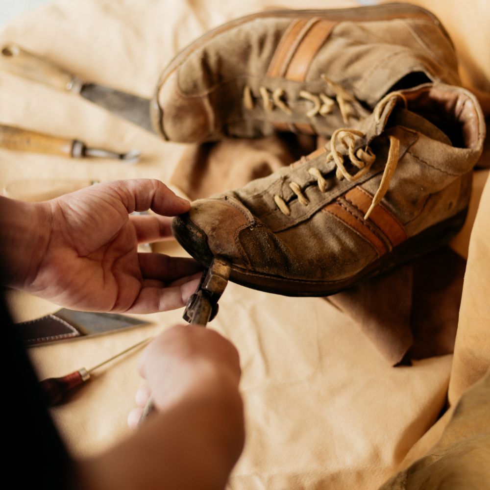 Có rất nhiều lý do khiến cho giày da bị nứt