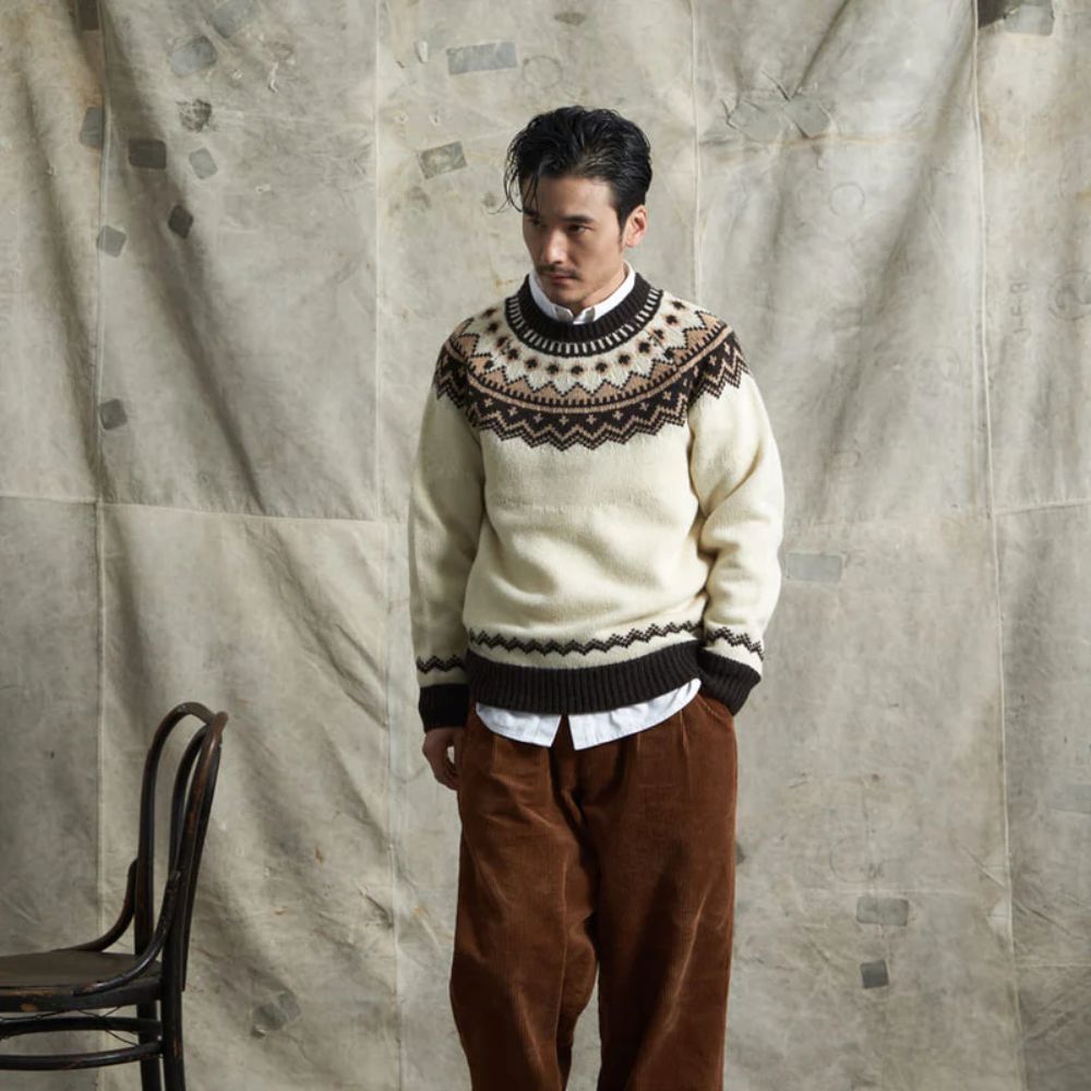 Phối đồ vintage nam mùa đông với áo len họa tiết Bắc Âu và quần nhung nâu