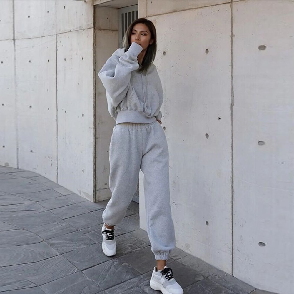 Phối đồ với áo hoodie nữ không khó như chúng ta nghĩ