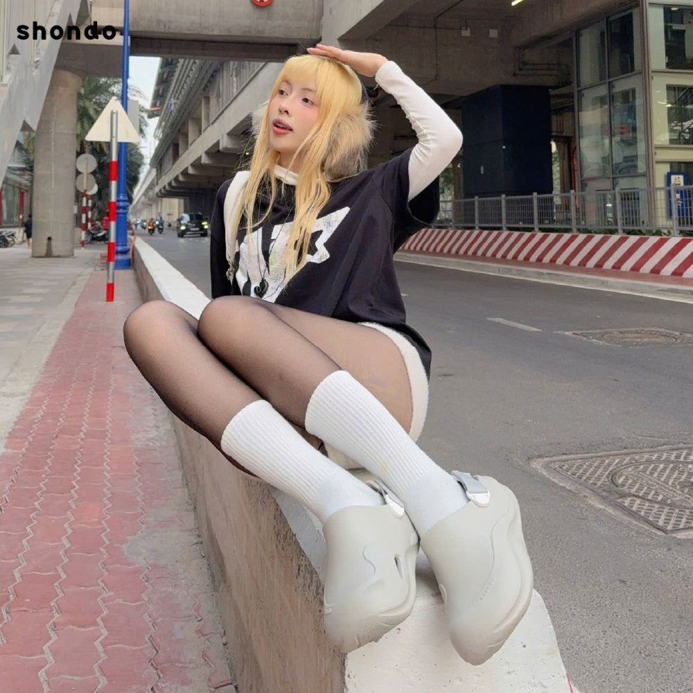 Quần short nữ phối với giày gì