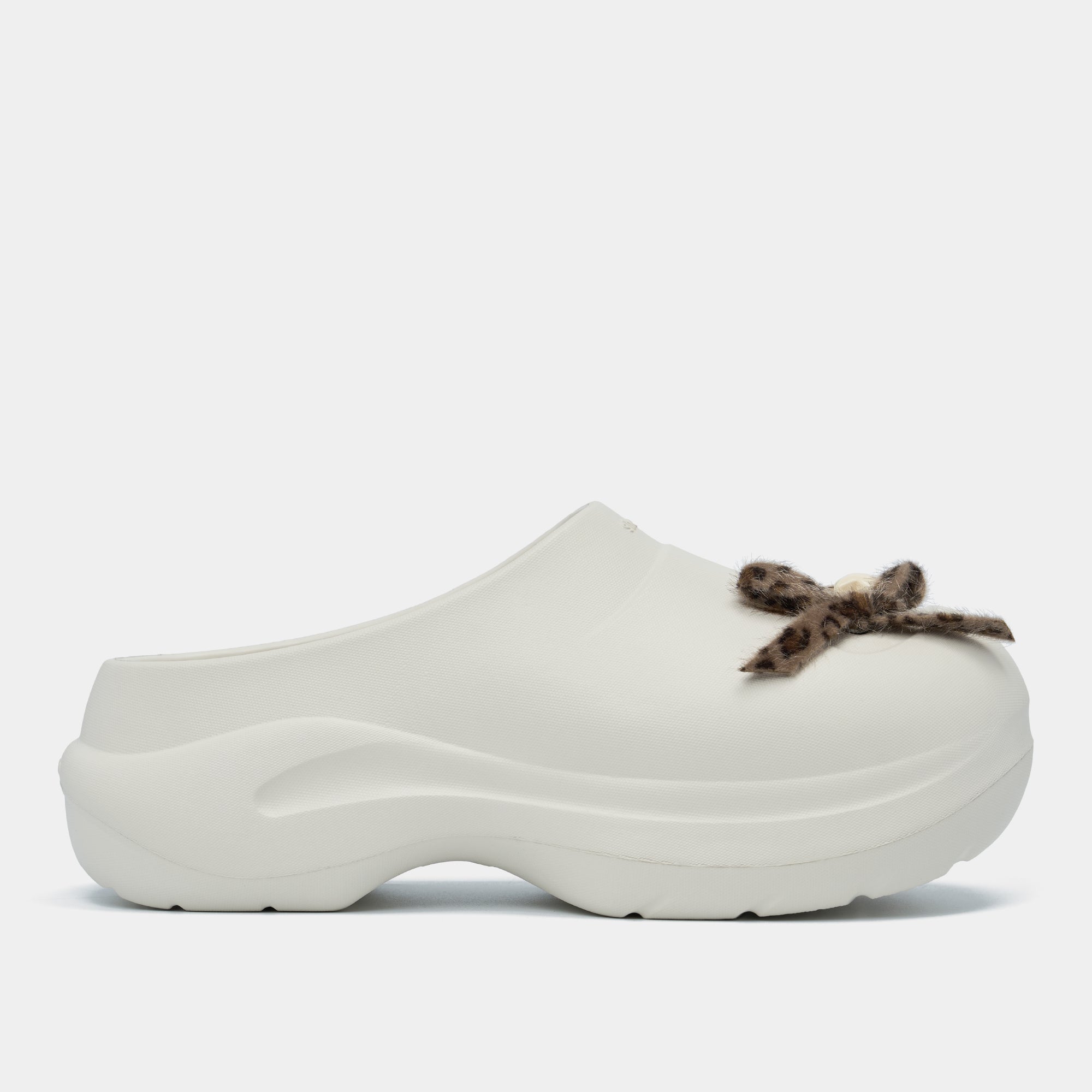 Clog Mule Chic Limax da báo nữ trắng kem