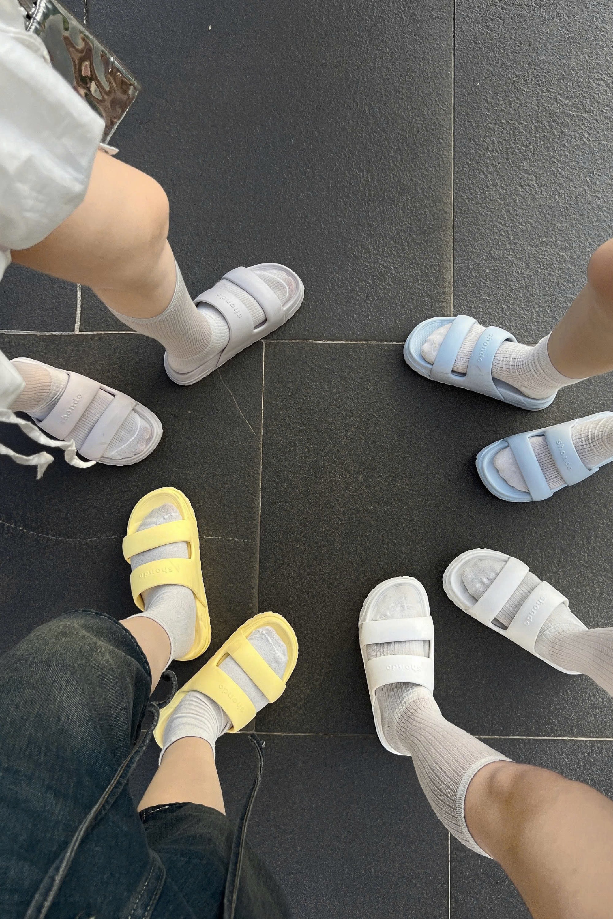Trendy bread slippers with 4 green plastic straps