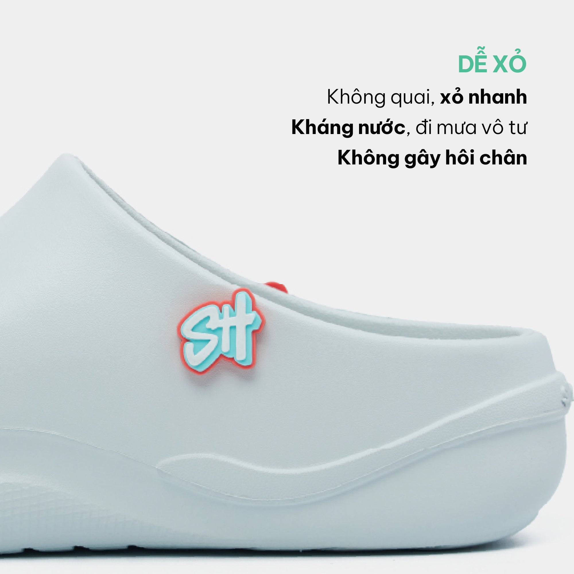 Clog Suke nữ nhựa đúc gắn charm xanh trời