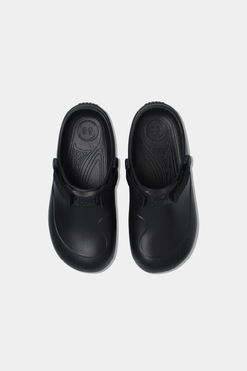 SUKE black plastic molded clogs for men and women