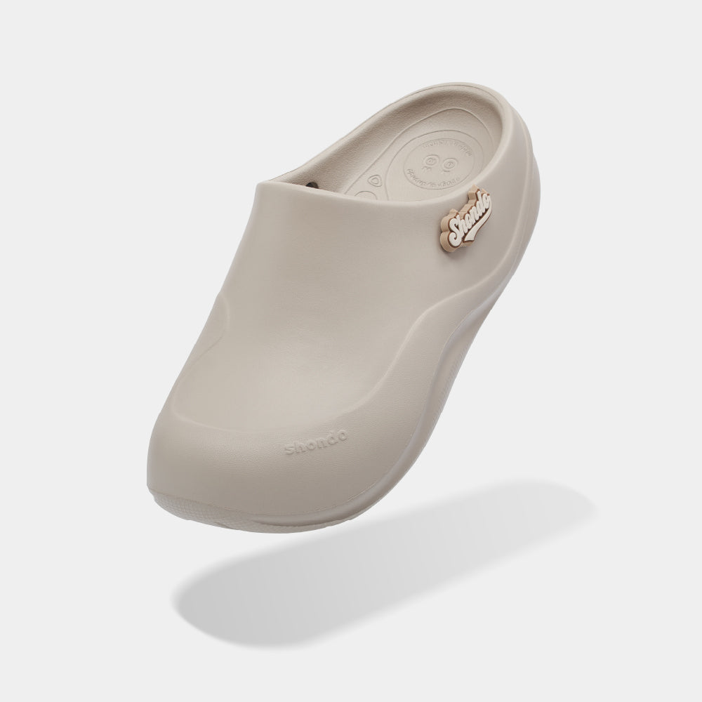 Clog Suke nam nữ nhựa đúc gắn charm nâu nhạt