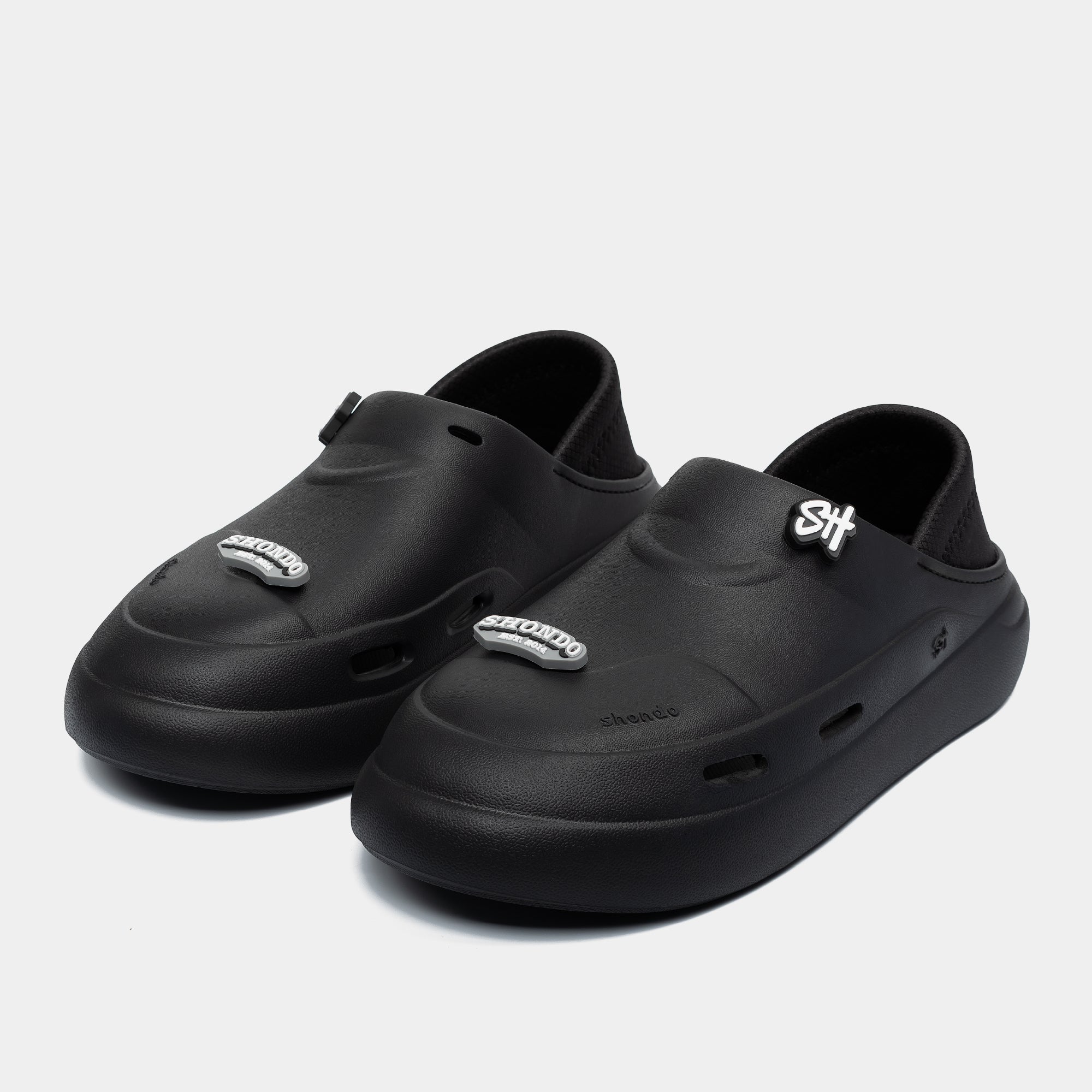 Giày sneaker Class 3 không cột dây đen