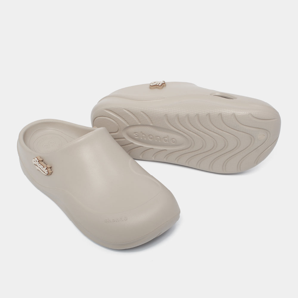 Clog Suke nam nữ nhựa đúc gắn charm nâu nhạt