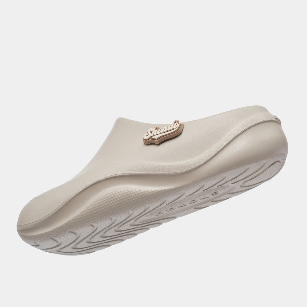 Clog Suke nam nữ nhựa đúc gắn charm nâu nhạt