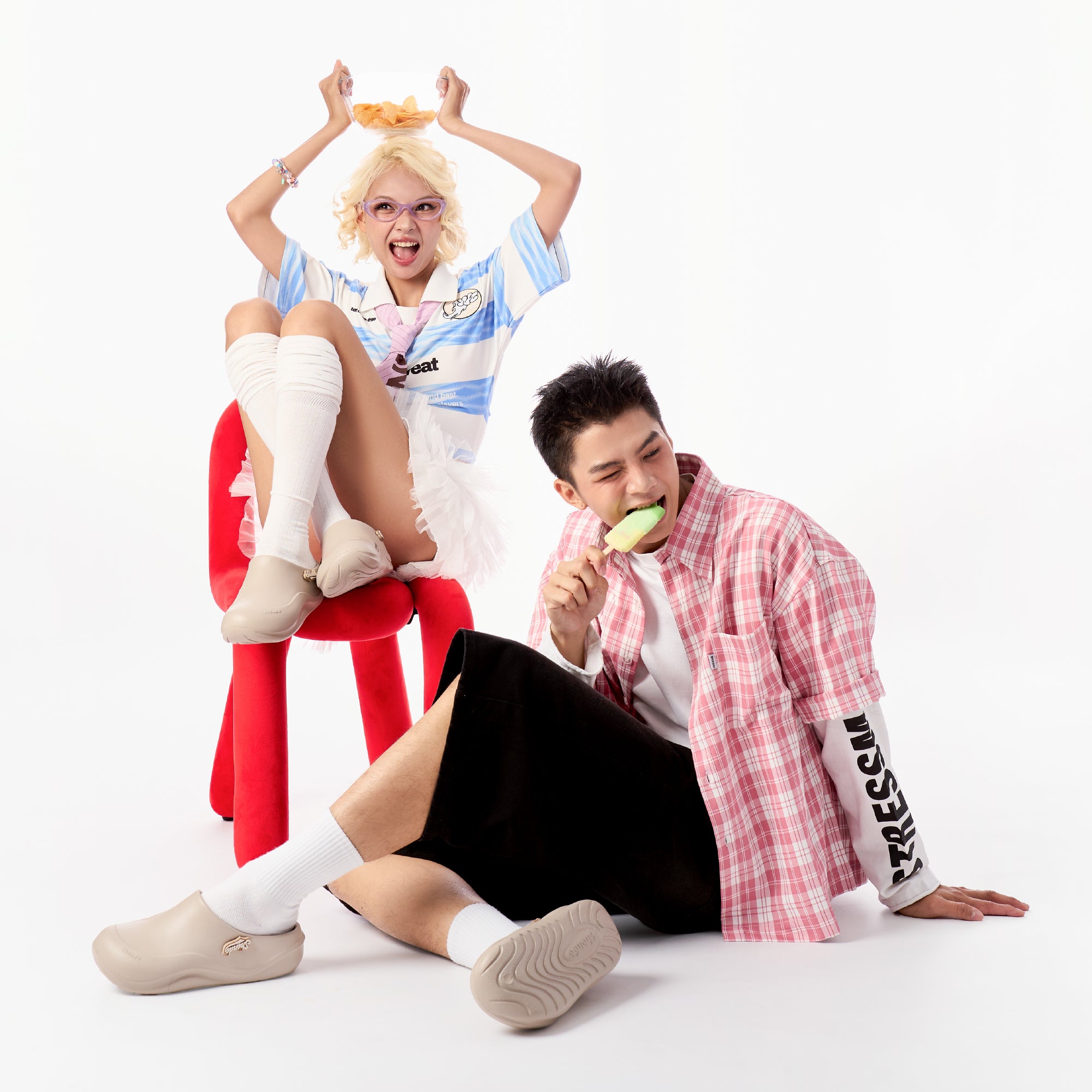 Clog Suke nam nữ nhựa đúc gắn charm nâu nhạt