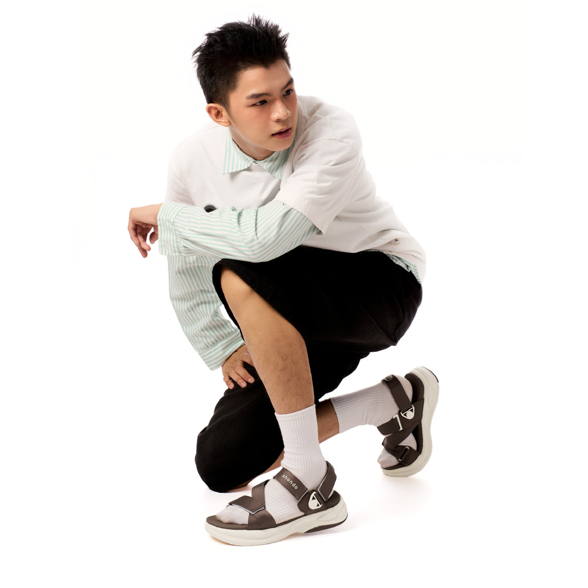 Sandal nam nữ F8B quai xoay nâu đậm