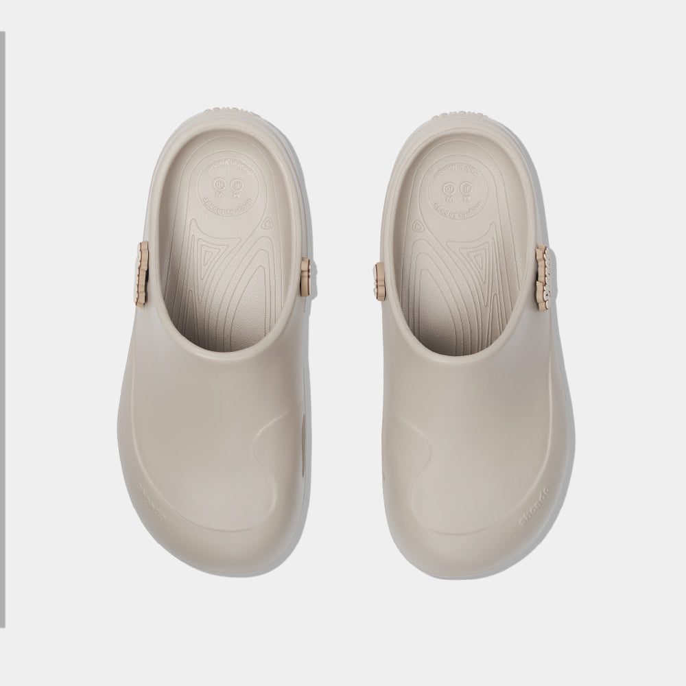 Clog Suke nam nữ nhựa đúc gắn charm nâu nhạt