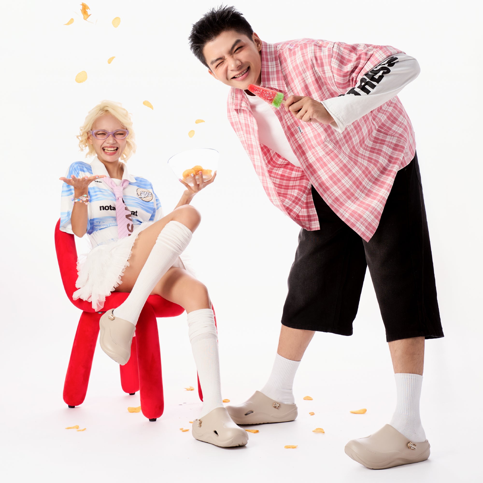 Clog Suke nam nữ nhựa đúc gắn charm nâu nhạt