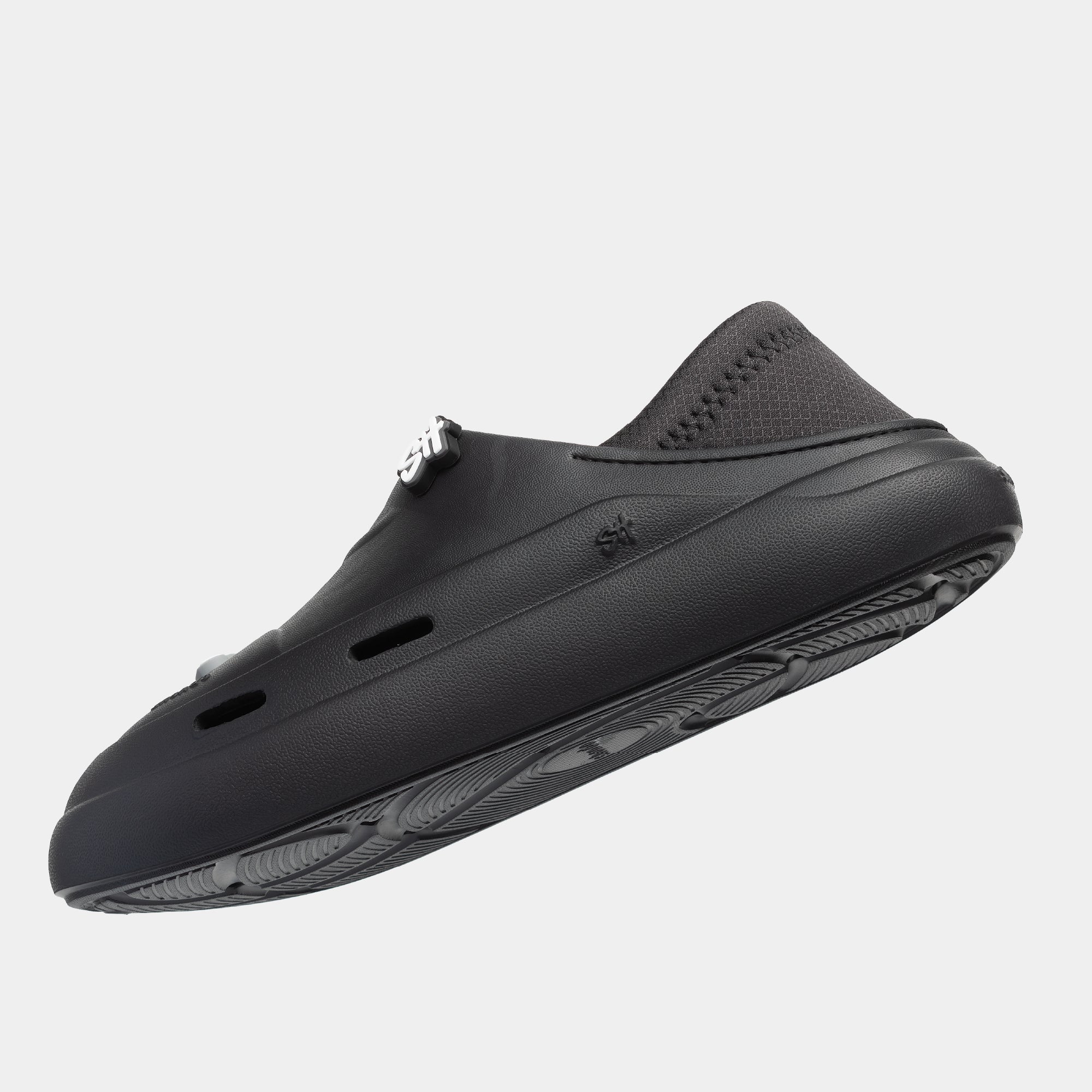 Giày sneaker Class 3 không cột dây đen