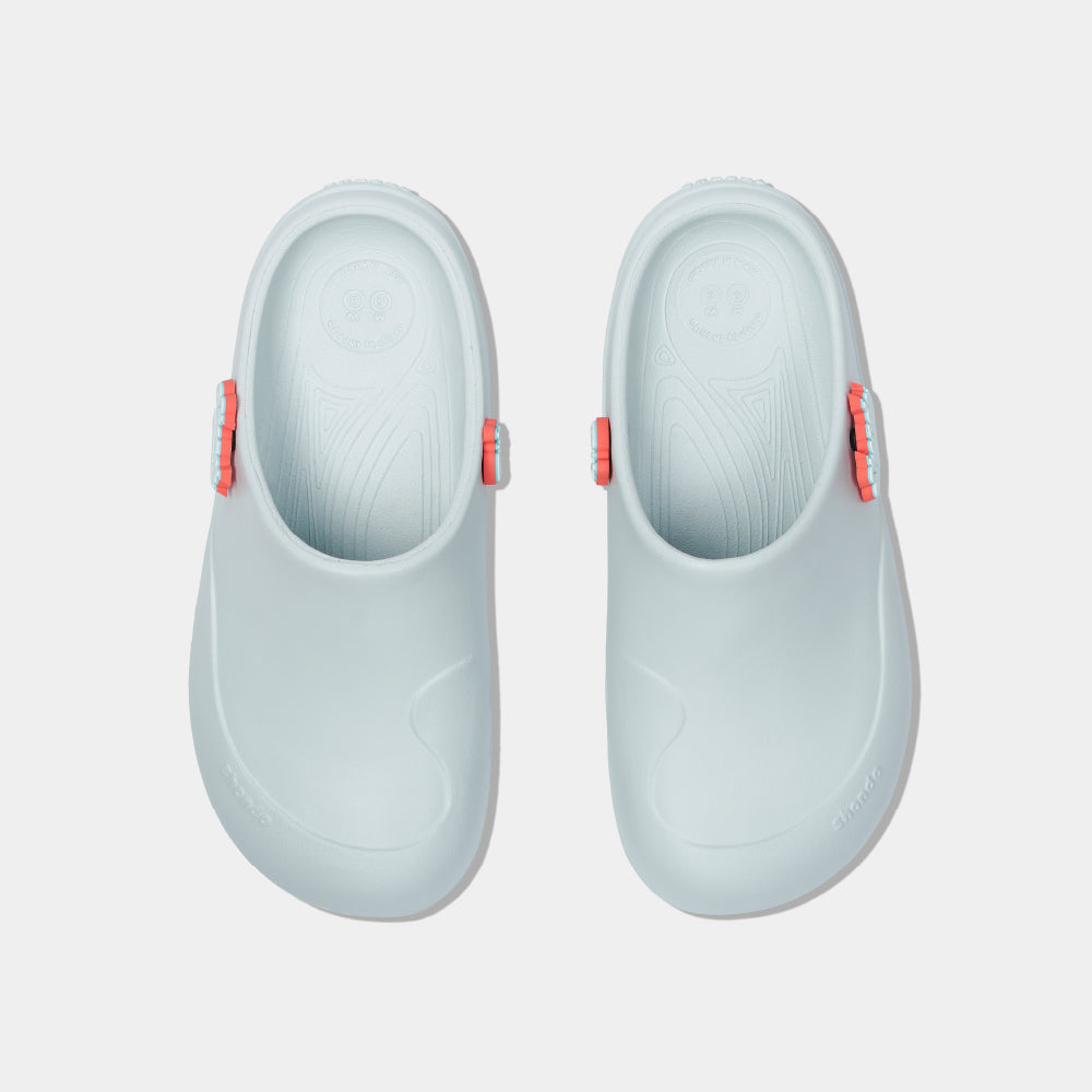 Clog Suke nữ nhựa đúc gắn charm xanh trời