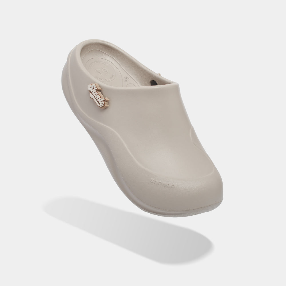 Clog Suke nam nữ nhựa đúc gắn charm nâu nhạt