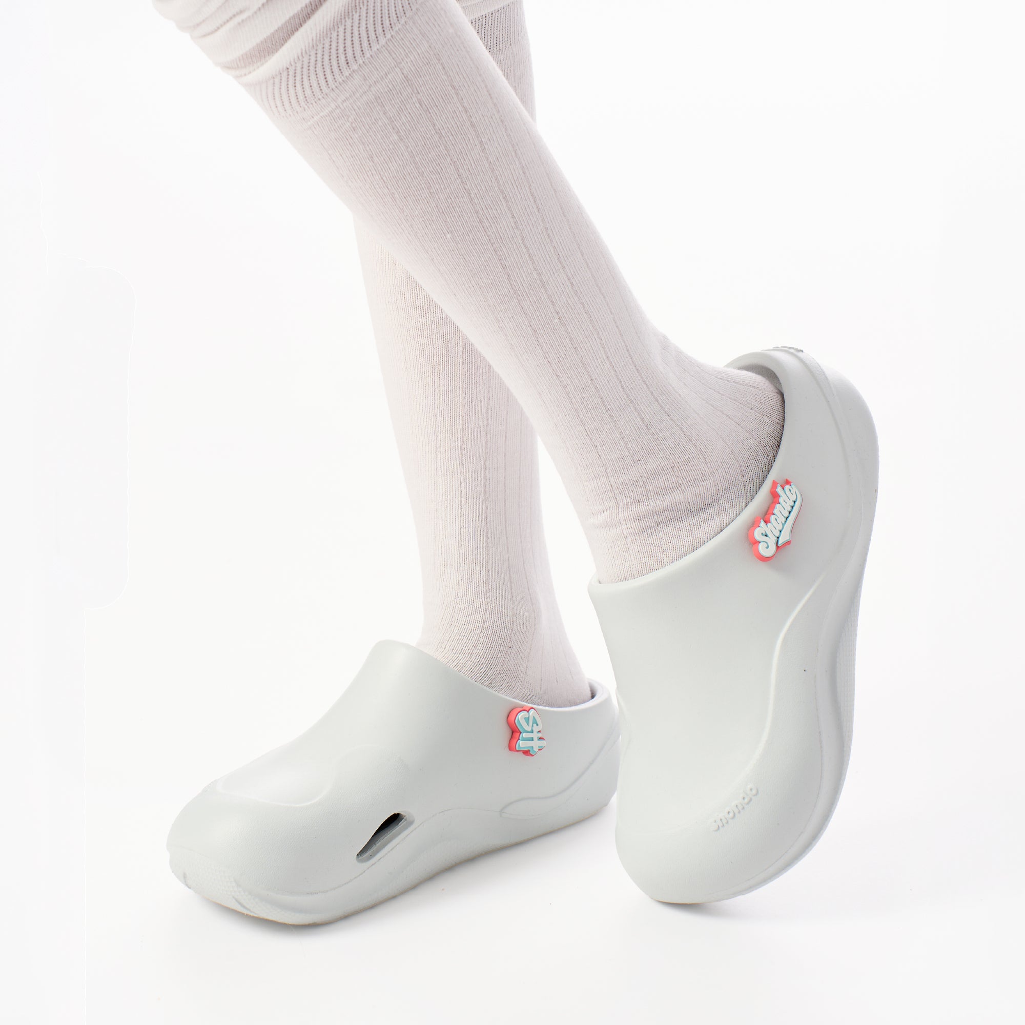 Clog Suke nữ nhựa đúc gắn charm xanh trời