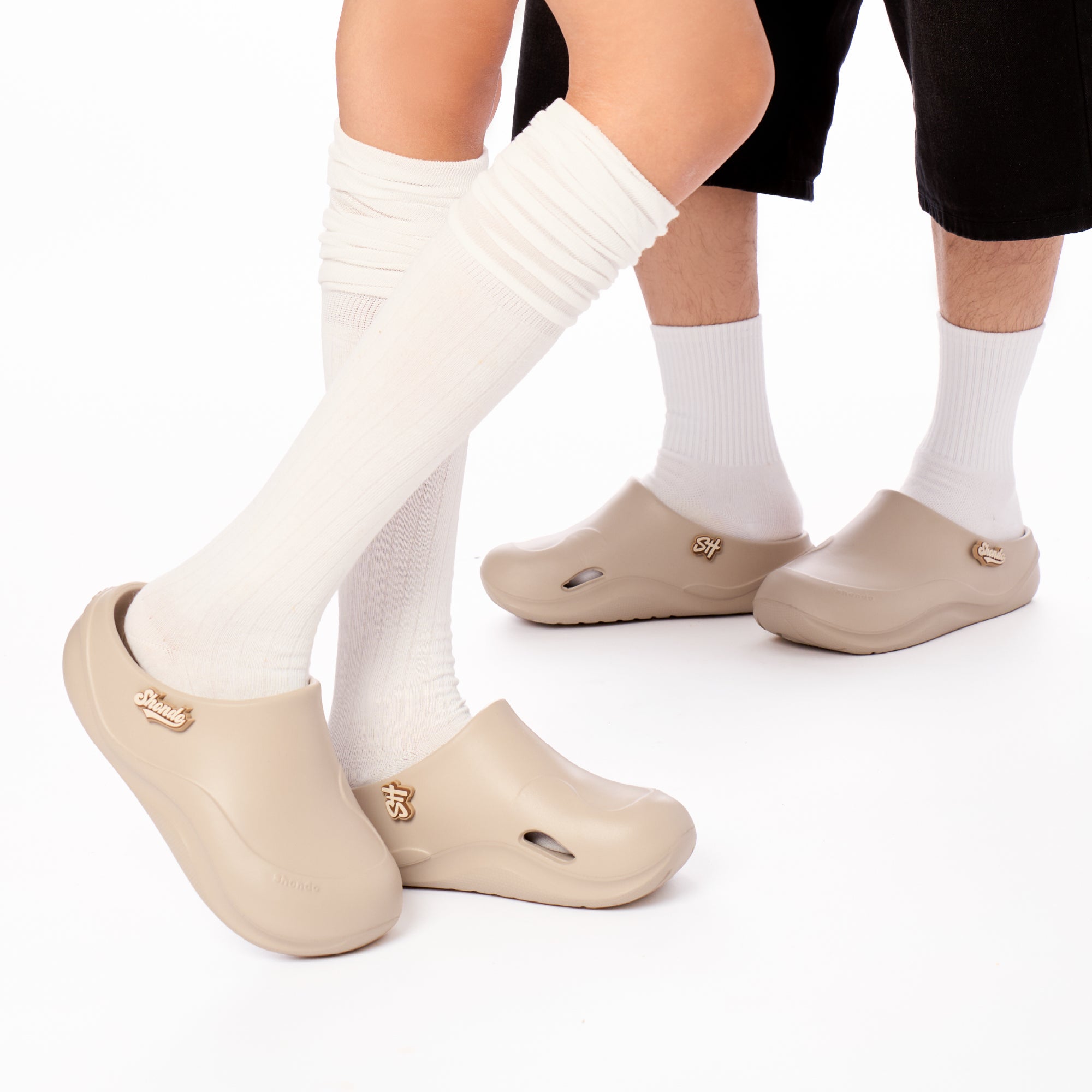 Clog Suke nam nữ nhựa đúc gắn charm nâu nhạt