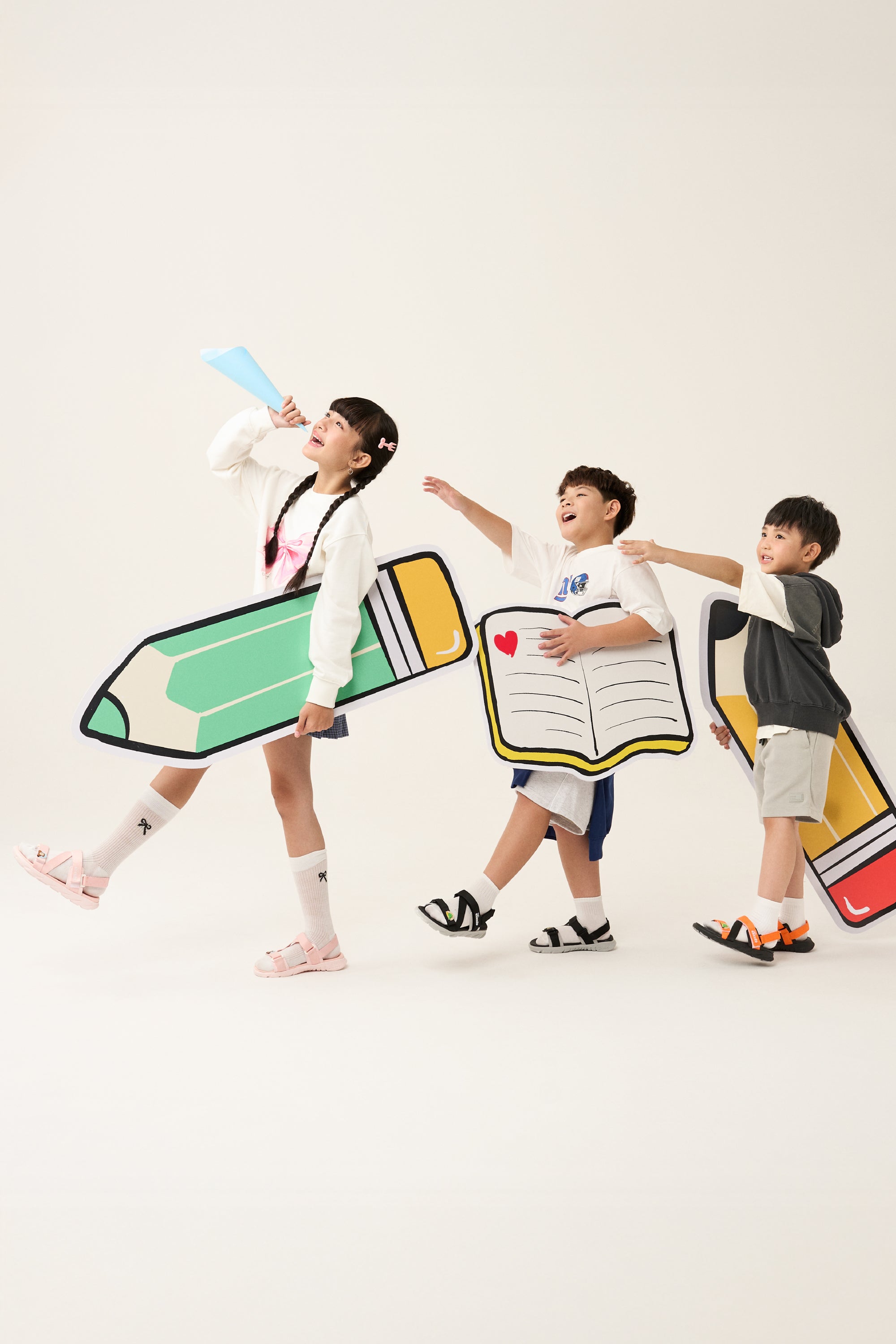 Sandal bé gái Little 6 gấu hồng
