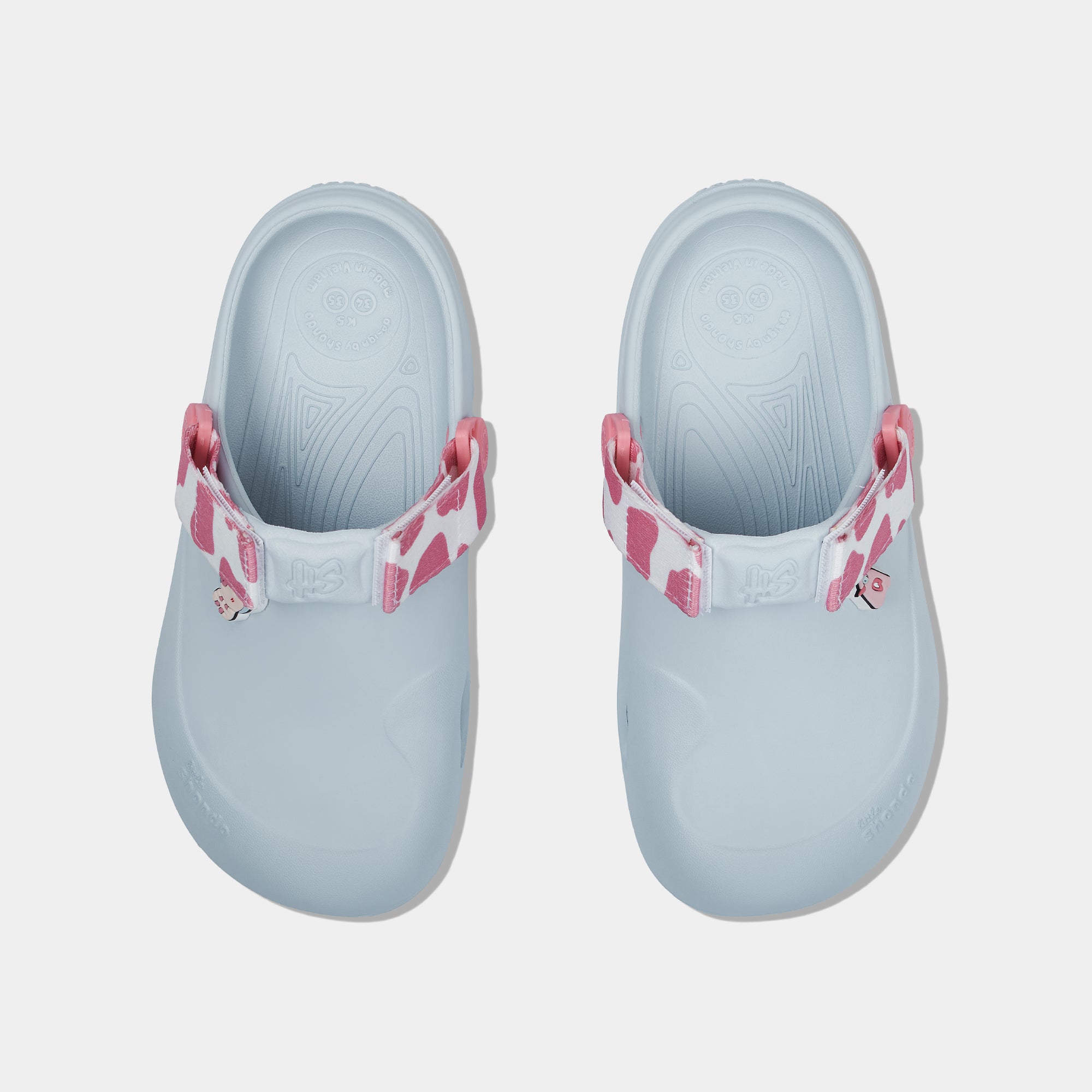 Clog Little Suke bé trai nhựa đúc xanh trời đai bò sữa hồng