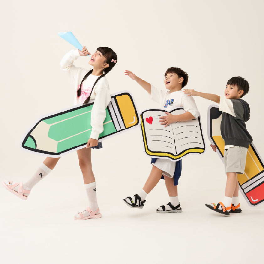 Sandal bé trai Little 6 khủng long đen cam