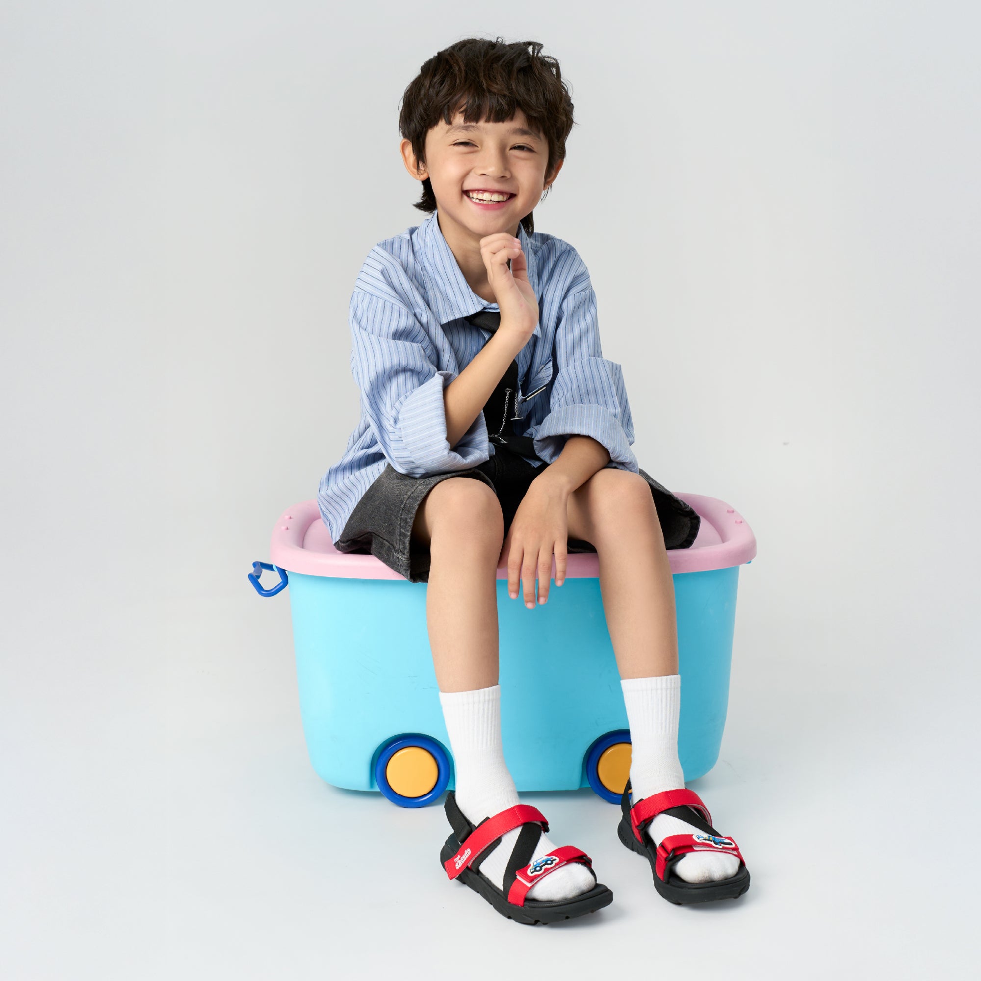 Sandal bé trai Little 6 tem ô tô đen