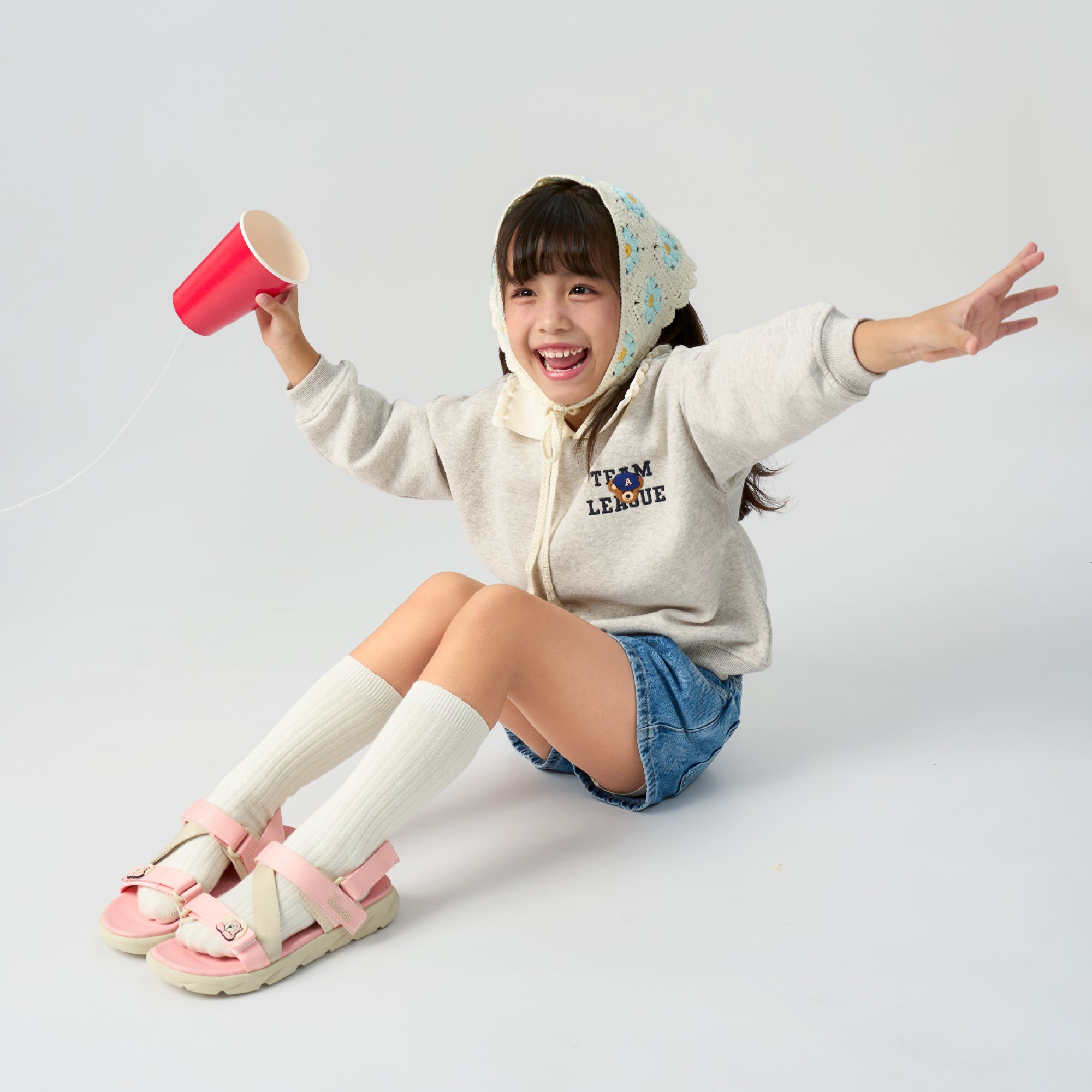 Sandal bé gái Little 6 tem gấu hồng kem