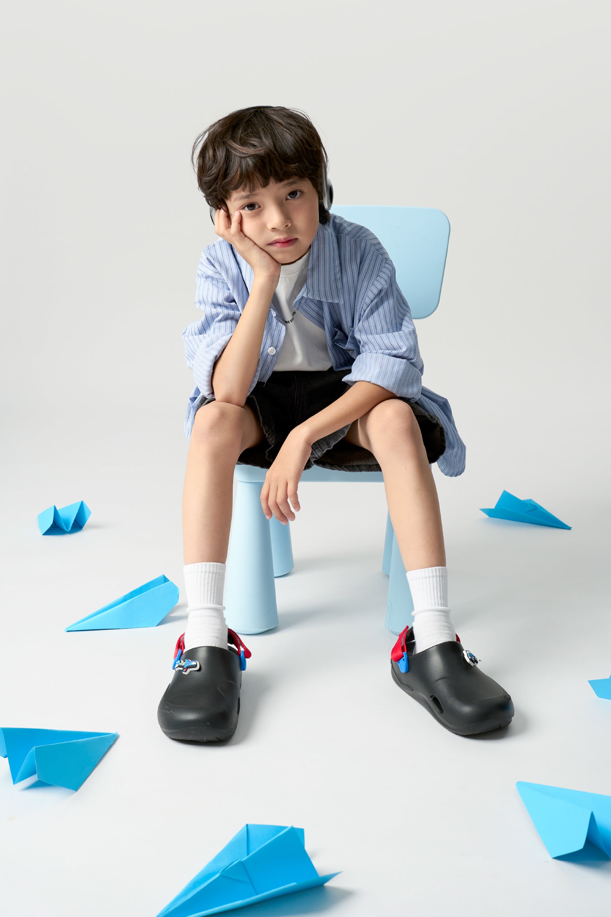 Clog Little Suke bé trai nhựa đúc đen
