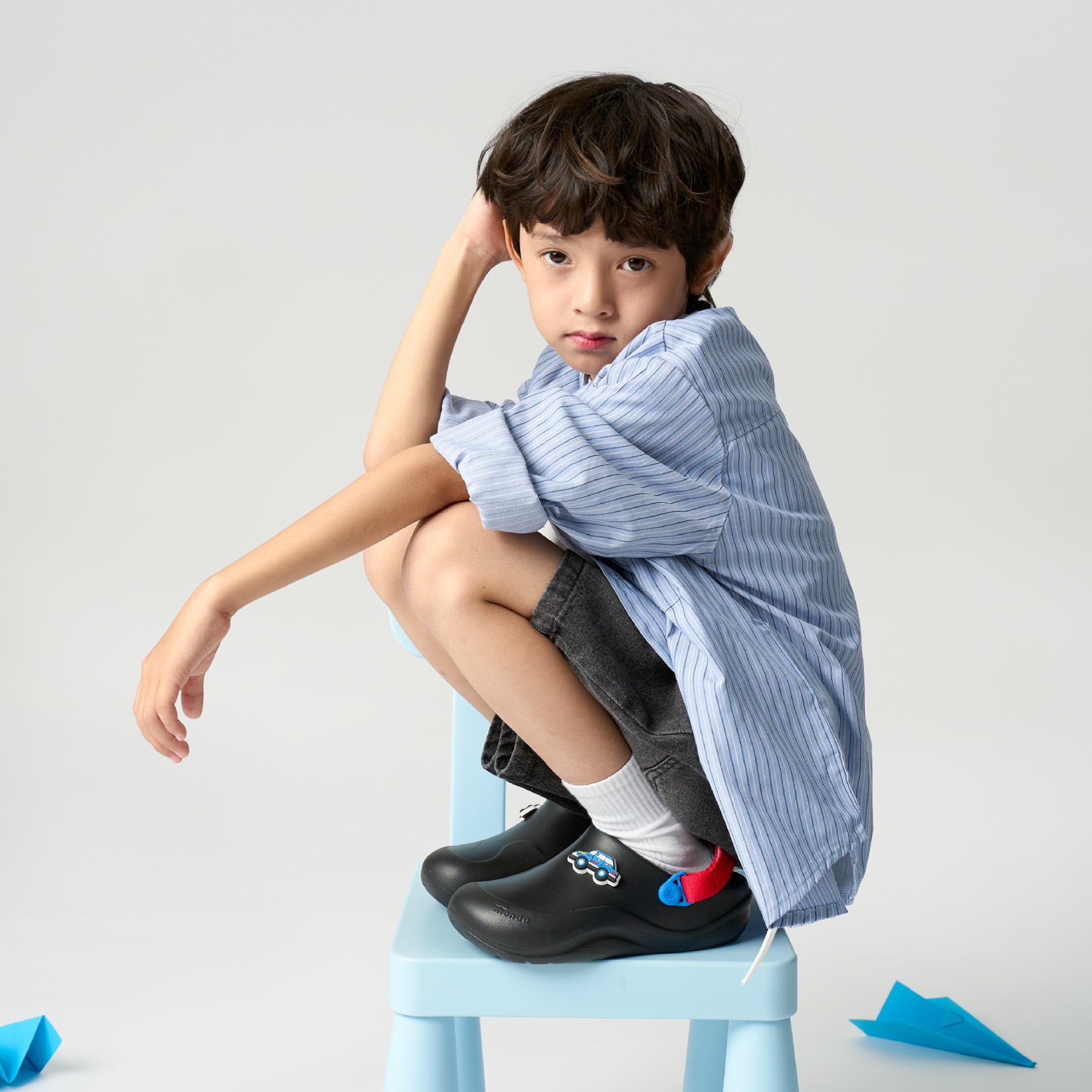 Clog Little Suke bé trai nhựa đúc đen
