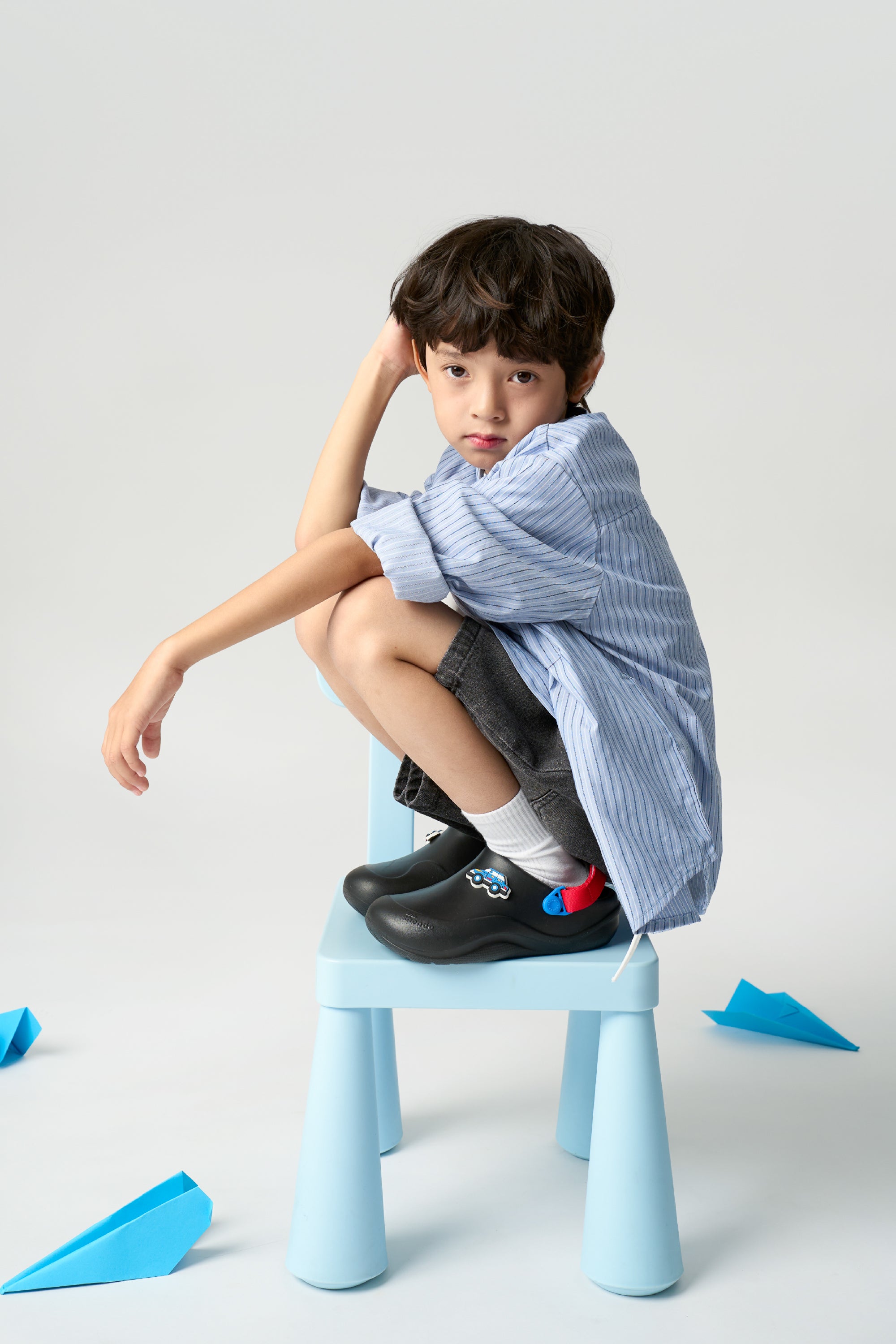 Clog Little Suke bé trai nhựa đúc đen