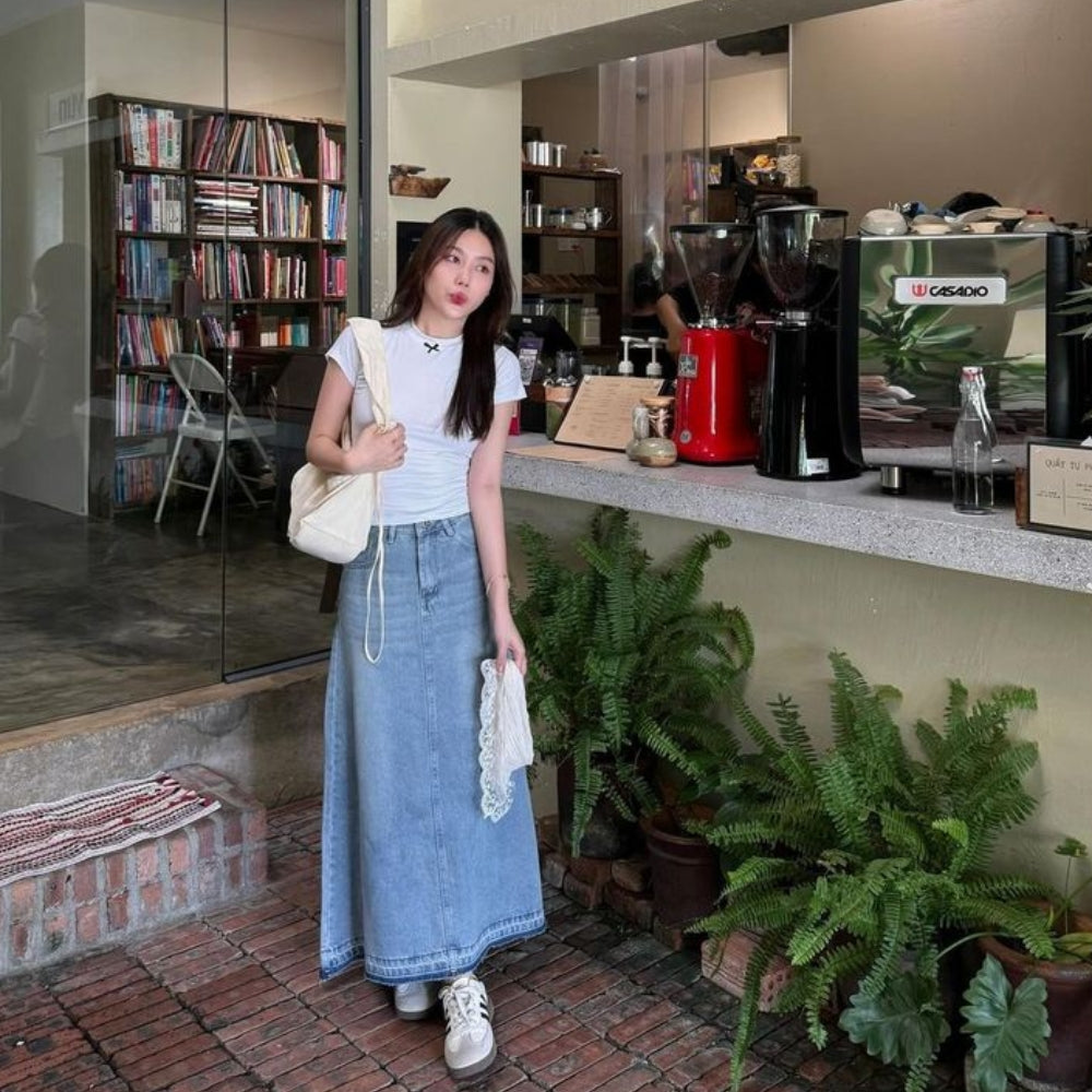 5 cách mix chân váy jean năng động cho mùa hè 2 Chân váy jean dài phối