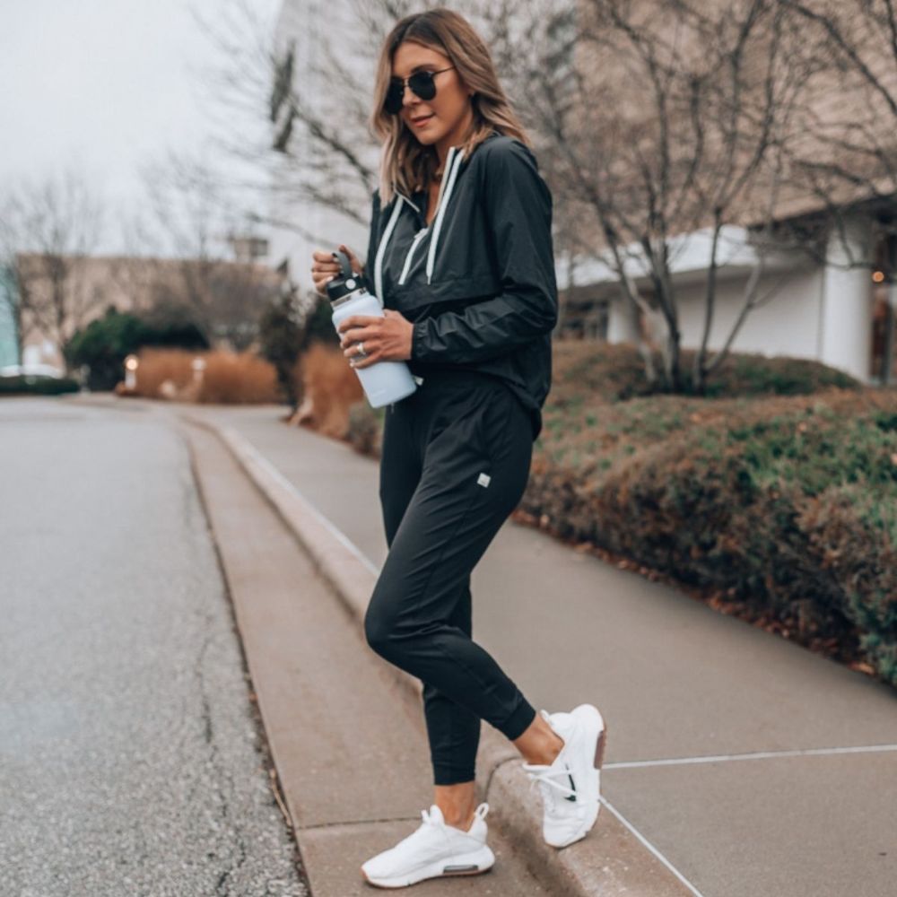 Phối đồ với quần jogger nữ xuống phố cùng bạn bè