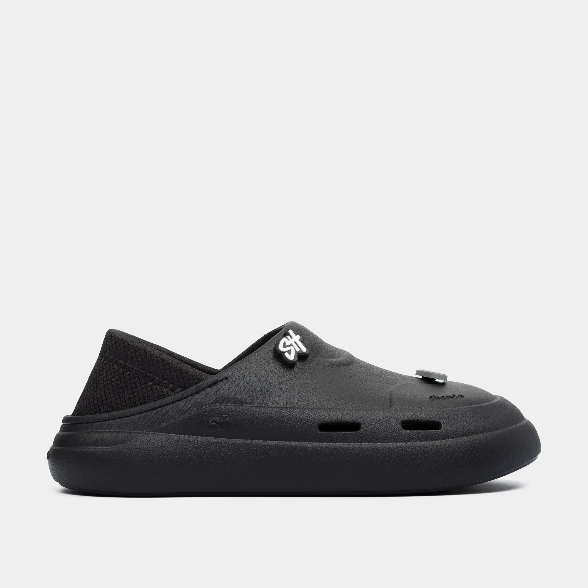 Giày sneaker Class 3 không cột dây đen