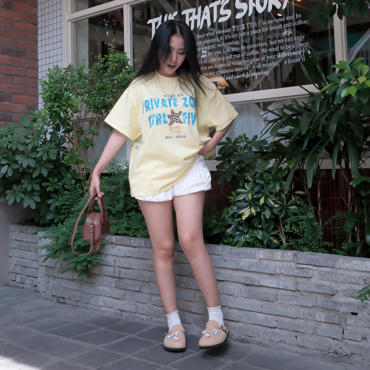 Dép sục trấu bít mũi gắn charm be