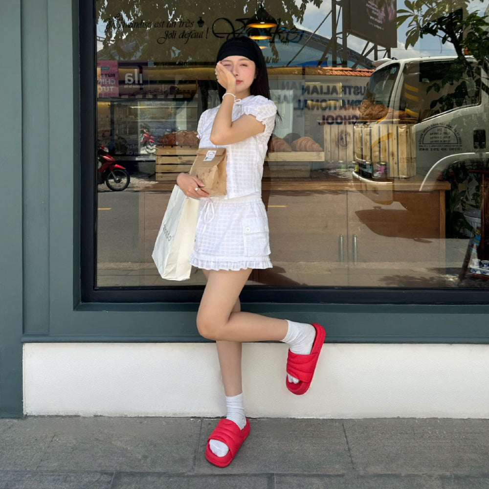 Trendy bread slippers with 5 red plastic straps