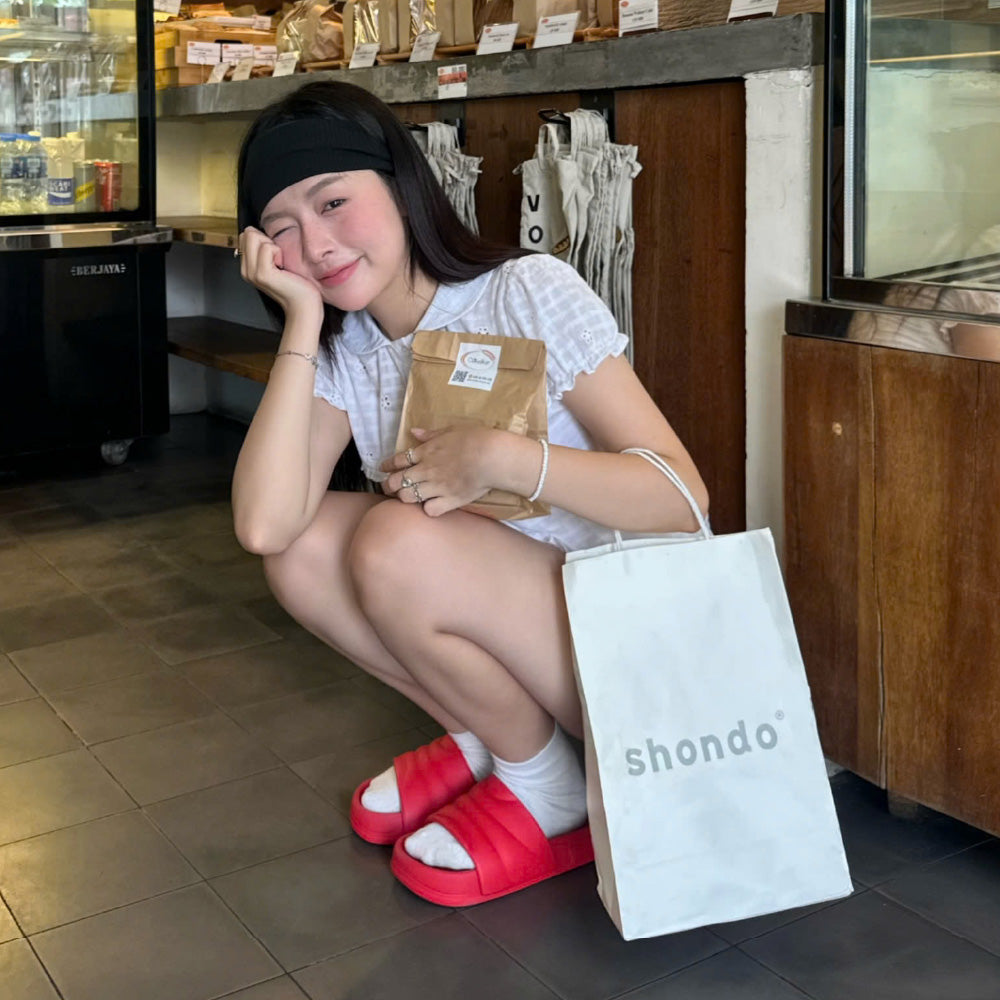 Trendy bread slippers with 5 red plastic straps