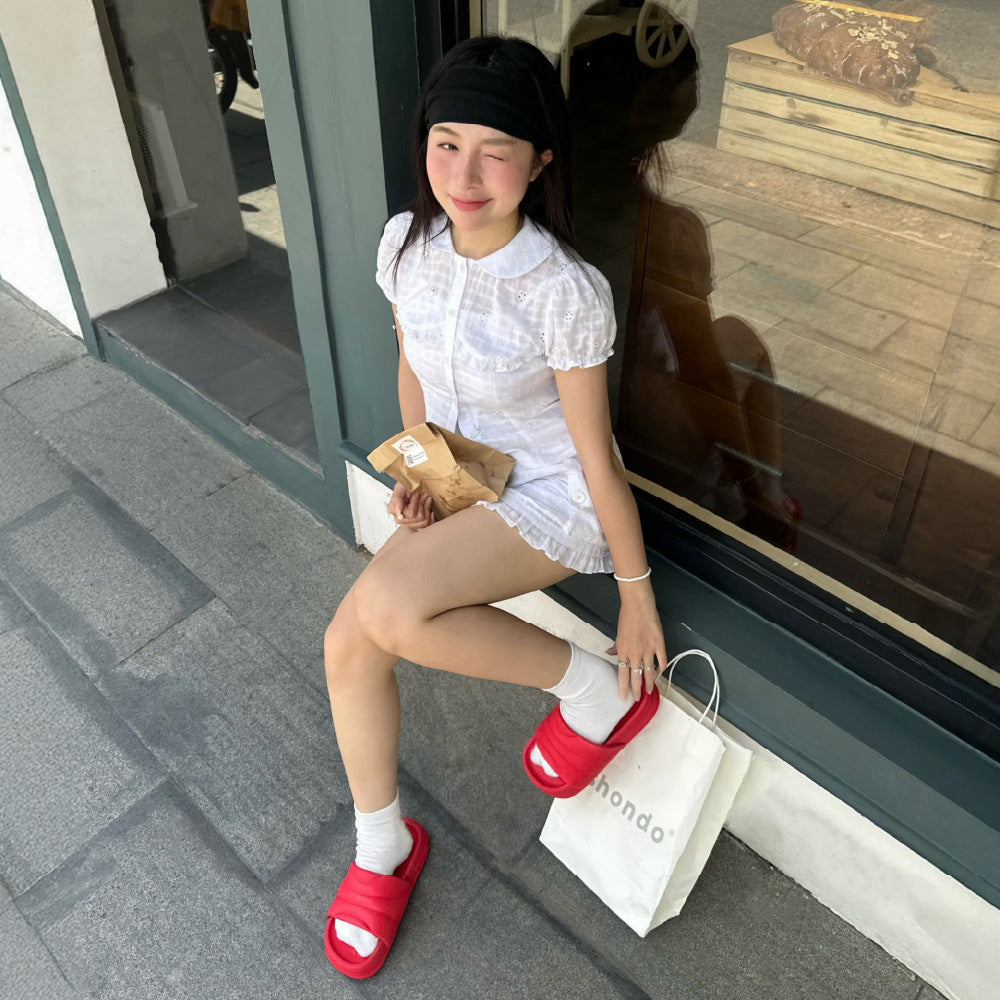 Trendy bread slippers with 5 red plastic straps