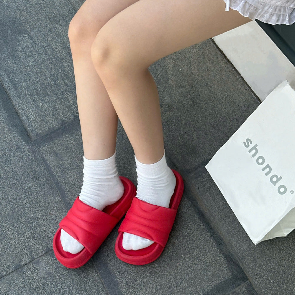 Trendy bread slippers with 5 red plastic straps